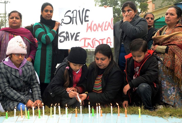 Mulheres e crianças indianas fazem protesto por vítimas de estupro coletivo na Índia (Foto: AFP)