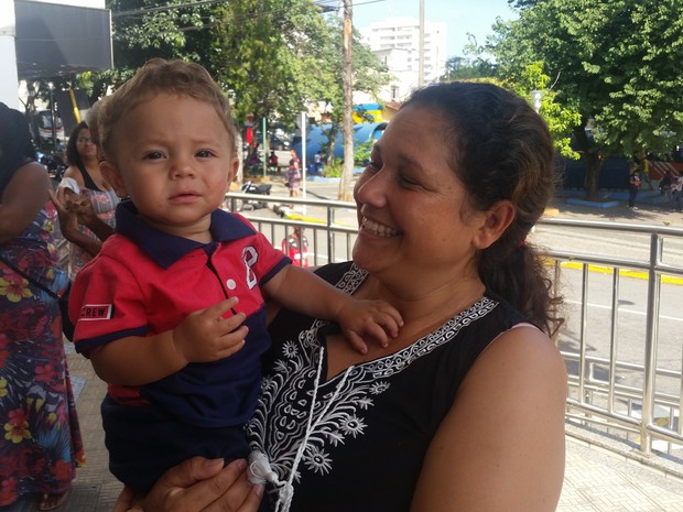 Daniele vai usar o dinheiro do FGTS para pagar contas e cuidar do pequeno Miguel e dos dois outros filhos (Foto: Régis Melo) Daniele vai usar o dinheiro do FGTS para pagar contas e cuidar do pequeno Miguel e dos dois outros filhos (Foto: Régis Melo)