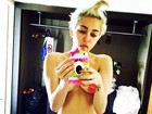 Miley Cyrus posa para 'selfie' de calcinha transparente e seminua