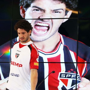 Apresentação Alexandre Pato no São Paulo (Foto: Marcos Ribolli)