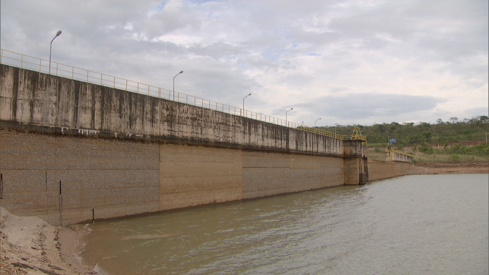 Reservatório do Descoberto, no DF, com volume abaixo do esperado (Foto: TV Globo/Reprodução)