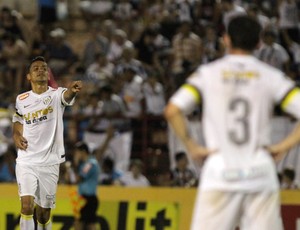 Cícero gol Santos x Atlético-PR (Foto: Célio Messias / Ag. Estado)