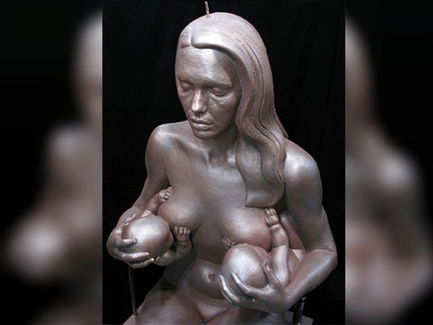 A estátua de bronze, em tamanho natural, de Angelina Jolie (Foto: Reprodução)