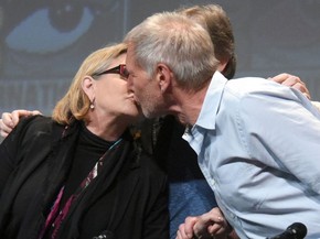 Harrison Ford e Carrie Fisher se beijam durante painel de 'Star Wars: O Despertar da Força' na San Diego Comic-Con 2015 (Foto: Richard Shotwell/Invision/AP)