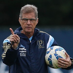 Oswaldo evita falar sobre Alecsandro e pede renovação de Valdivia