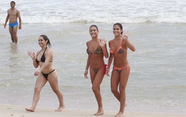 Daniele Hypólito e Bia e Branca Feres na praia da Barra (Foto: Dilson Silva / AgNews)