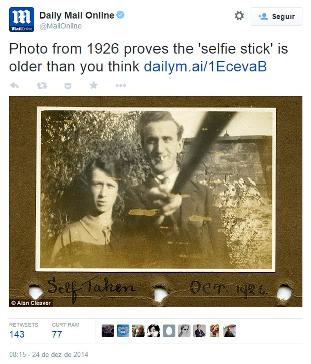 Fotografia de 1926 mostra casal britânico usando 'bastão de selfie' para fazer autorretrato (Foto: Reprodução/Daily Mail/Alan Cleaver)