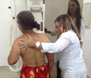Mulheres realizam mamografia por meio do mutirão (Foto: Paula Casagrande/G1)