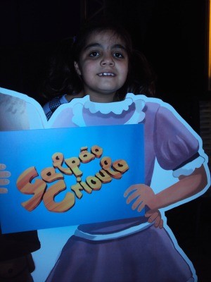 A pequena Alessandra Belardo Araújo se divertiu com o display! (Foto: Arquivo Pessoal de Alessandra Belardo Araújo)