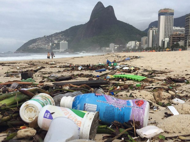 G1 Cartão Postal Do Rio Praia Do Leblon Amanhece Com Muito Lixo Notícias Em Rio De Janeiro