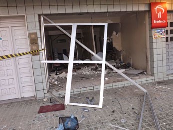 Banco ficou destruído em Orobó (Foto: Blog do Edinho Soares / Acervo Pessoal)