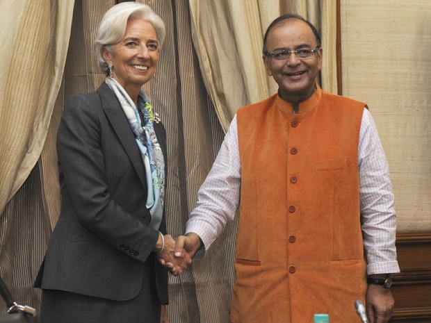 Christine Lagarde, diretora-gerente o FMI, cumprimenta Arun Jaitley, ministro das Finanças da Índia, em Nova Délhi, nesta terça-feira (17) (Foto: Reuters/India's Press Information Bureau)