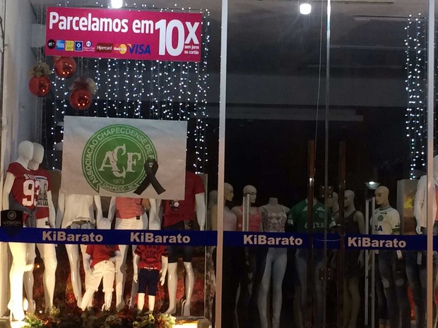 Fachada de loja no Centro de ChapecÃ³ tem laÃ§o preto para lembrar a morte do jogadores (Foto: Glauco AraÃºjo / G1 )