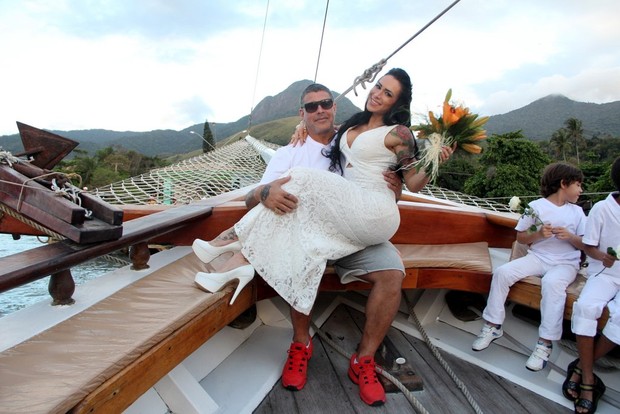 Alexandre Frota segura Fabiana no colo (Foto: Rodrigo dos Anjos/Ag News)