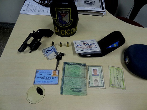 PM encontrou arma e munições com o militar (Foto: Divulgação/PM)