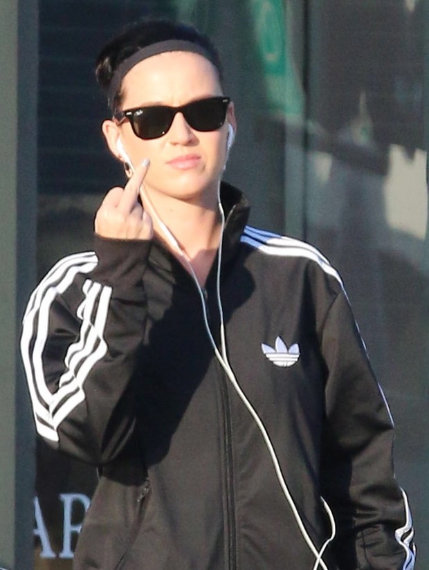 Katy Perry faz gesto obsceno em Los Angeles, nos Estados Unidos (Foto: Grosby Group/ Agência)