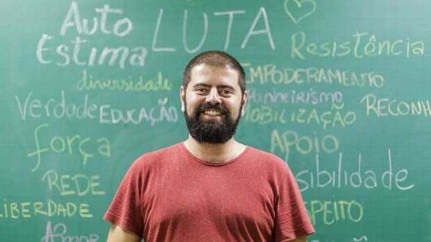 Professor voluntÃ¡rio do Transenem, Affonso Novaes diz que a aÃ§Ã£o do grupo inclui participaÃ§Ã£o em atividades extraclasse que tratam do empoderamento das pessoas trans (Foto: Bruno Figueiredo/Ãrea de ServiÃ§o)