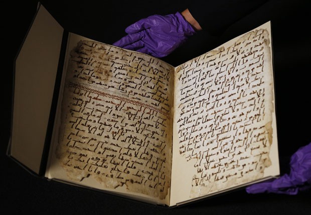 Uma universidade britânica disse nesta quarta-feira (22) que fragmentos de um manuscrito do Alcorão encontrados em sua biblioteca são de uma das mais antigas cópias do texto islâmico no mundo, possivelmente escritos por alguém que pode ter conhecido o pro (Foto: Frank Augstein/AP)