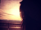 Bruna Marquezine madruga para viajar e posta foto do nascer do sol