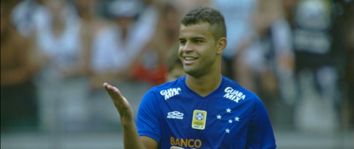 Alisson, meia do Cruzeiro, no clássico contra o Atlético-MG (Foto: Reprodução/TV Globo Minas)
