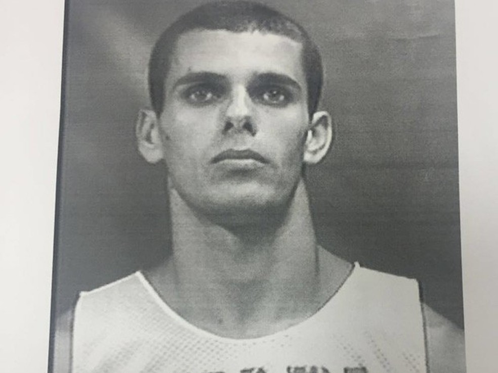 Raphael Assis posou para fotos ao lado da adolescente nua e desacordada, mas negou à polícia ter participado do estupro (Foto: Divulgação/Polícia Civil)