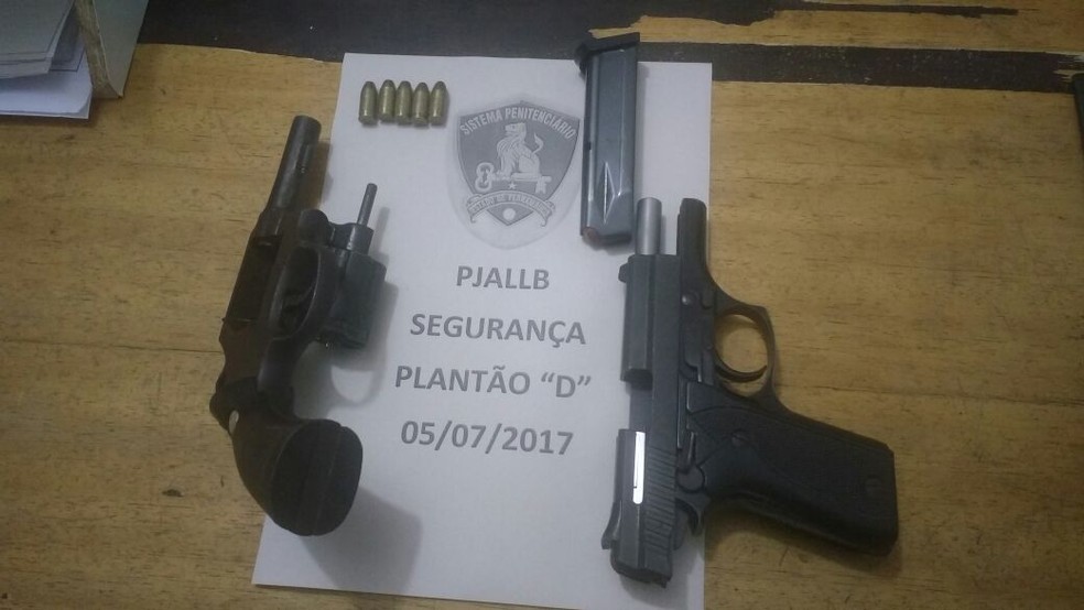 As duas armas estavam escondidas em um saco pl&aacute;stico embaixo de uma caixa-d'&aacute;gua, segundo sindicato (Foto: Sindasp-PE/Divulga&ccedil;&atilde;o)