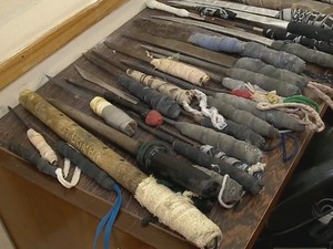 Após tentativa de fuga, revista encontrou armas artesanais no presídio de Pelotas (Foto: Reprodução/RBS TV)