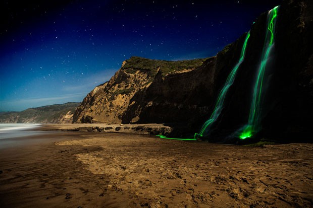 Cachoeira da Califórnia iluminada pelo projeto Neon Luminance (Foto: Sean Lenz e Kristoffer Abildgaard/Divulgação)