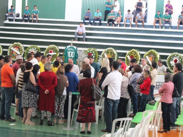 Parentes, amigos e fãs velam corpo do ex-jogador Fernandão em Goiânia, Goiás (Foto: Fernando Vasconcelos/G1)