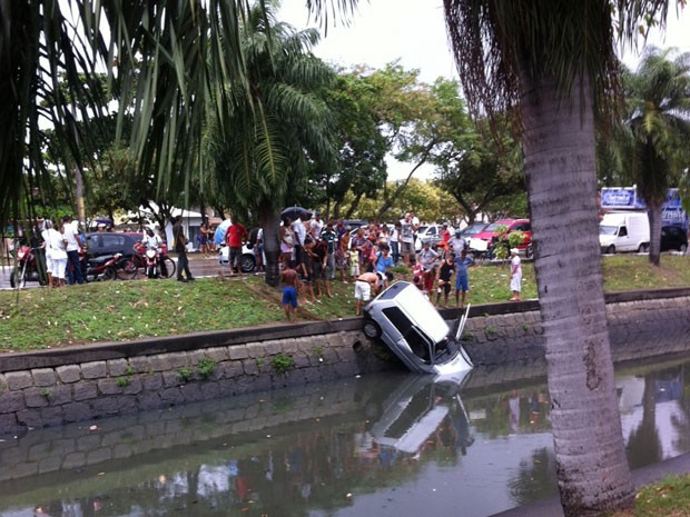 Carro cai em canal da Avenida Agamenon Magalhães, no Recife (Foto: Danilo César / TV Globo)
