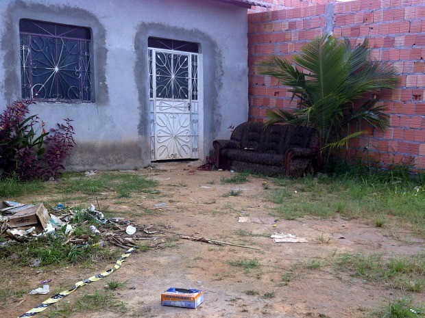 Vítima estava dormindo em sofá quando foi atingida por dois tiros (Foto: Camila Henriques/G1 AM)