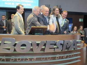 Representantes da CCR batem o martelo na bolsa após o leilão (Foto: Darlan Alvarenga/G1)