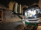 Ônibus derruba poste e parte de Beberibe fica sem luz, no Recife