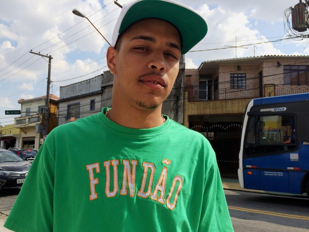MC João, voz de 'Baile de favela', na Av. Conceição, na Zona Norte, onde fica a casa da produtora onde gravou a música (Foto: Rodrigo Ortega / G1)