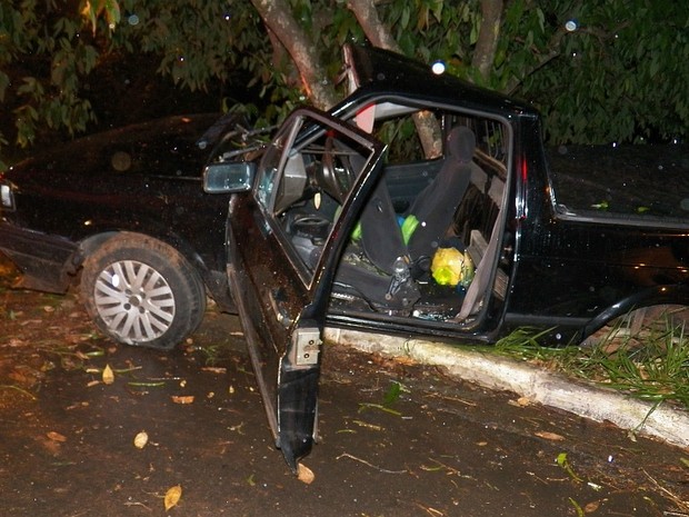 Colisão com árvore deixou Saveiro destruída em São Carlos (Foto: Moacir Júnior/ folhadaregiao.com.br)