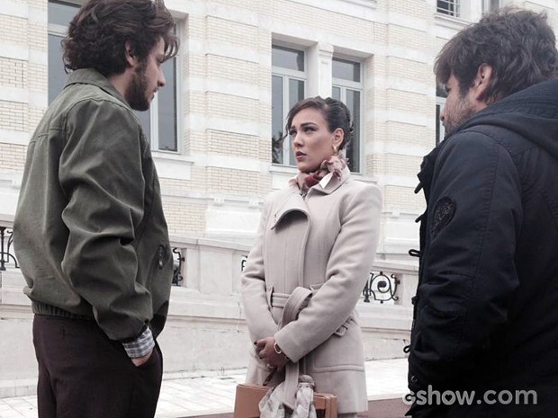 Diretor Pedro Vasconcelos ensaia com Adriana Birolli e Chay Suede em Genebra (Foto: Isabel Ribeiro/TV Globo)