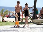 Danielle Winits passeia com o filho caçula e o namorado na praia