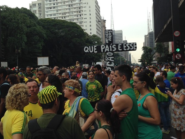 Manifestantes em frente ao Masp