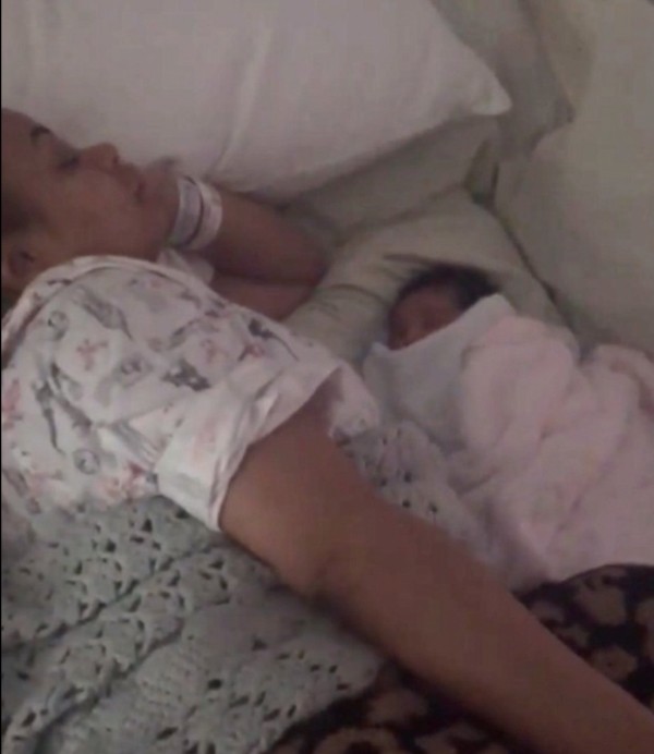 Chyna e a filha dormem (Foto: Reprodução)