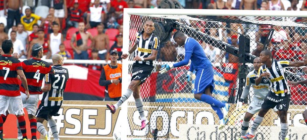 Felipe no ataque do Flamengo no jogo contra o Botafogo (Foto: Jorge William / Ag. O Globo)