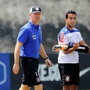 Jadson comemora retorno e avisa Mano Menezes: 