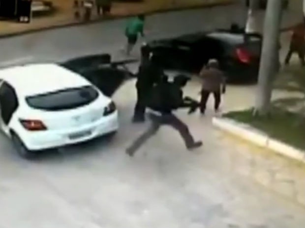 Vídeo mostra ação de criminosos em ataque a agência bancária (Foto: Divulgação/Polícia Militar)