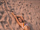 Yasmin Brunet posa sexy na areia da praia