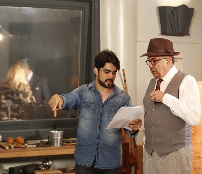 Diretor Diego Morais ensaia com Claudio Tovar no cenário da radionovela (Foto: Ellen Soares/Gshow)