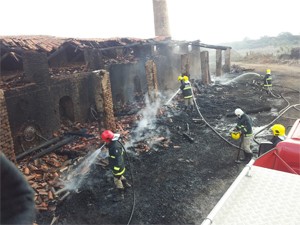 Fábrica foi parcialmente destruída pelo fogo (Foto: Divulgação/5ºBBM)