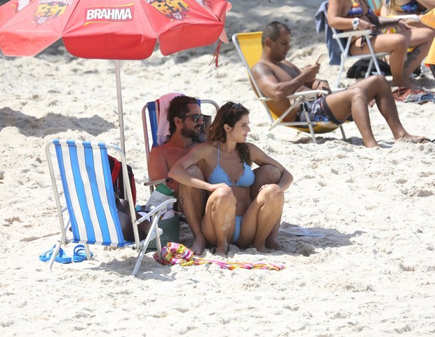 Rafa Brites e Felipe Andreoli são clicados em clima de romance em praia