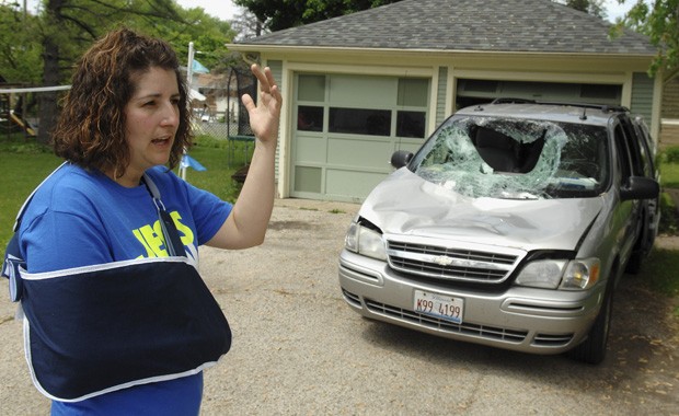 Heidi Conner conta como veado caiu em cima de seu carro em rodovia em Chicago, nos EUA (Foto: Daily Herald, Rick West/AP)