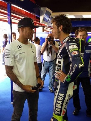 Lewis Hamilton tieta Valentino Rossi no GP da Catalunha de MotoGP (Foto: Divulgação)