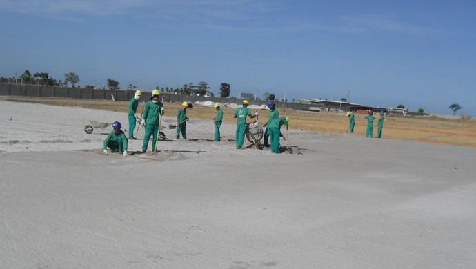 Dos quatro, apenas dois campos do CRB receberam uma camada de areia (Foto: Denison Roma / GloboEsporte.com)
