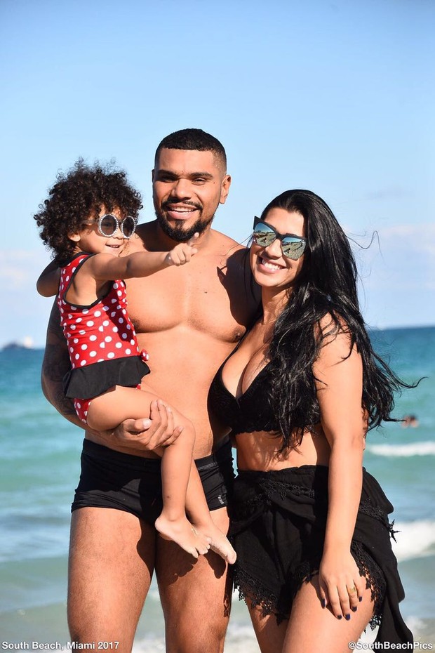 Naldo com Maria Victória e Ellen Cardoso (Foto: South Beach Pics/Divulgação) Naldo com Maria Victória e Ellen Cardoso (Foto: South Beach Pics/Divulgação)